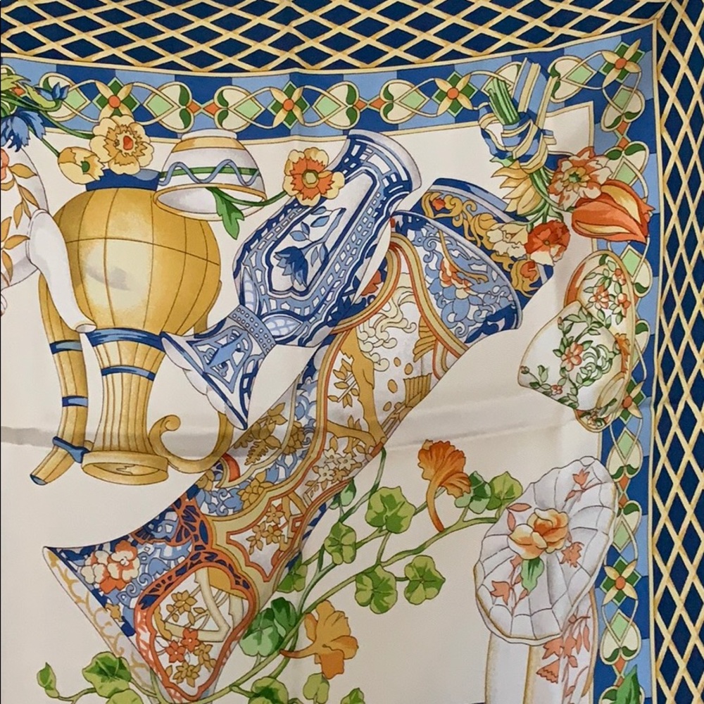 Authentic Gucci silk scarf - Picture 2 of 8